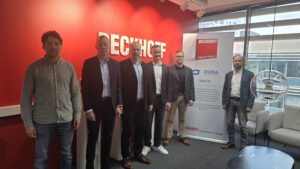 Kuvassa Beckhoff Automationin Harto Veijola, Mika Eskola, Esa Kiuru, Ville Hopponen sekä Ouda Oy:ltä Matti Uusitalo ja Teemu Kallio yhteistyön julkaisutilaisuudessa.