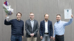 Panu Vuokila, Matti Uusitalo, Teemu Kallio ja Pekka Ranta vastaanottamassa Oulun seudun uusyritys 2025 palkintoa.